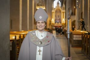 piispa Mari Leppänen kaavussa ja hiipassa
