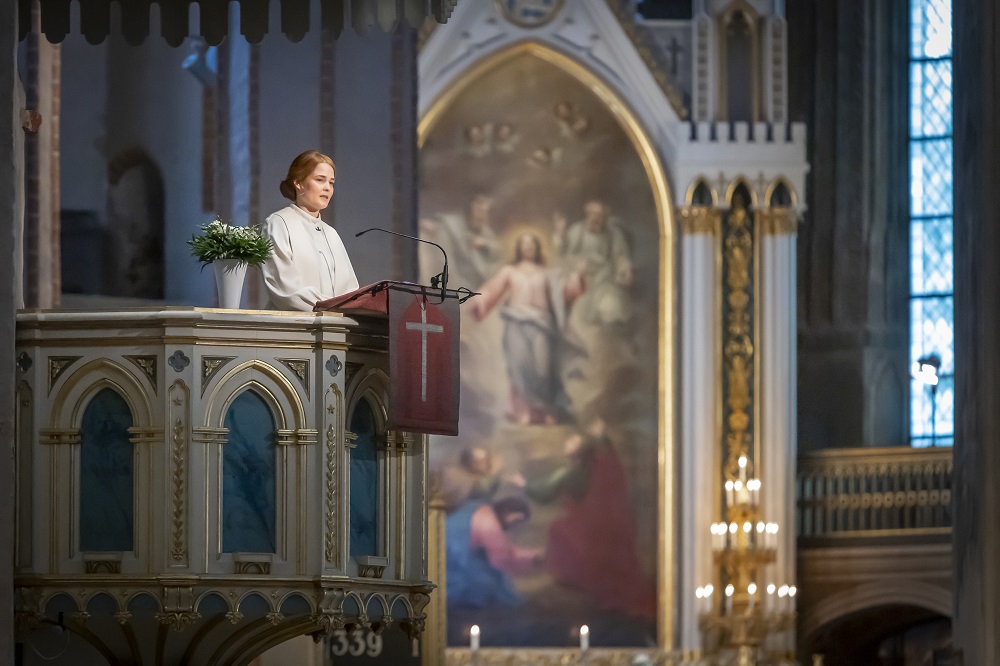 Piispa Mari Leppänen saarnaa Turun tuomiokirkossa.