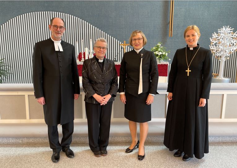 Kuvassa lääninrovasti Heimo Hietanen, rovasti, avustava liturgi Reija Nordström, kirkkoherra Helena Kuusiranta ja piispa Mari Leppänen.