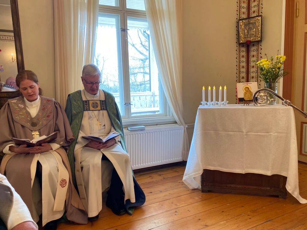 Kaksi piispaa istuu vierekkäin ja laulaa virsiä
