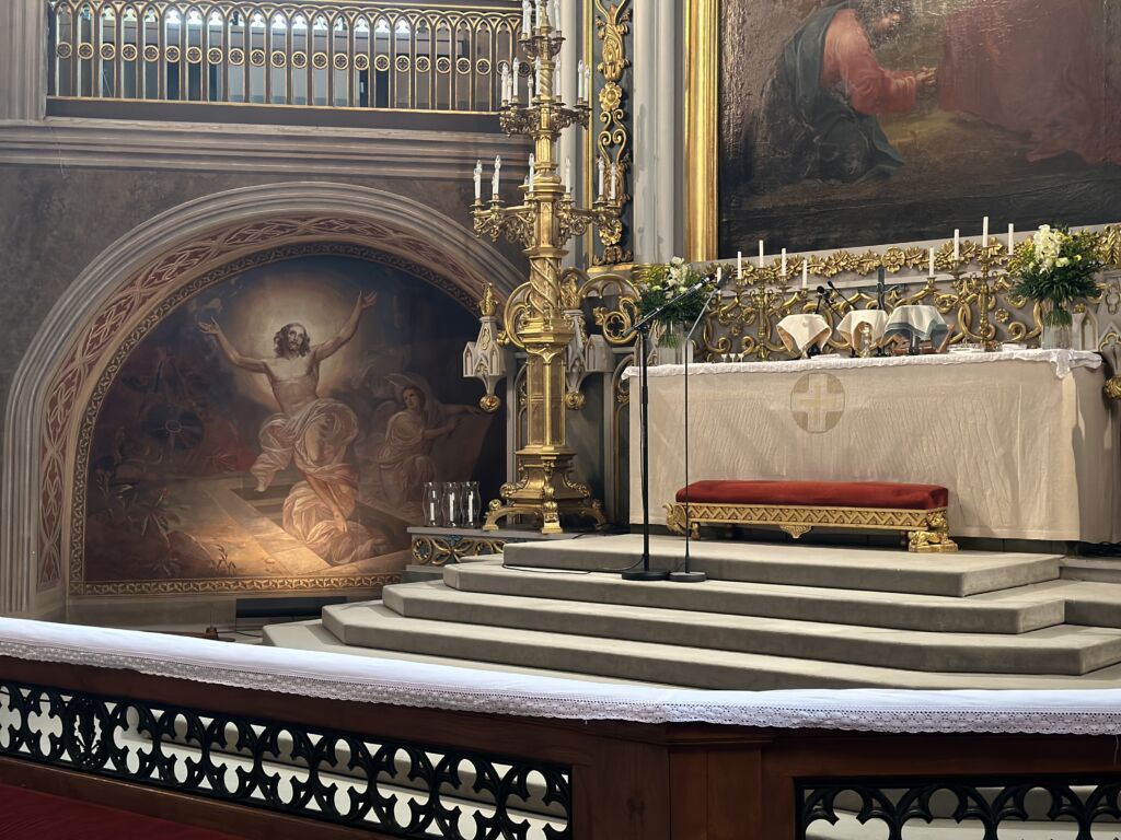 Alttarialueen sisäpuolella on maalaus, jossa kuvataan ylösnoussut Jeesus.