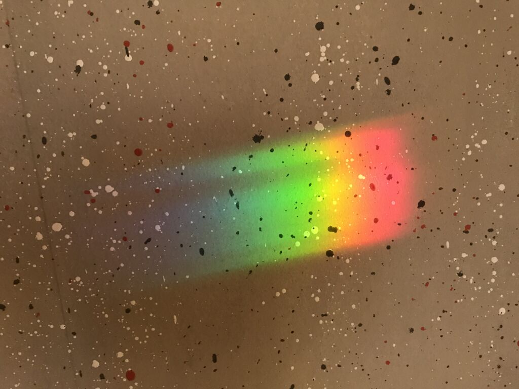 Kuvassa prisma sateenkaaren väreissä.