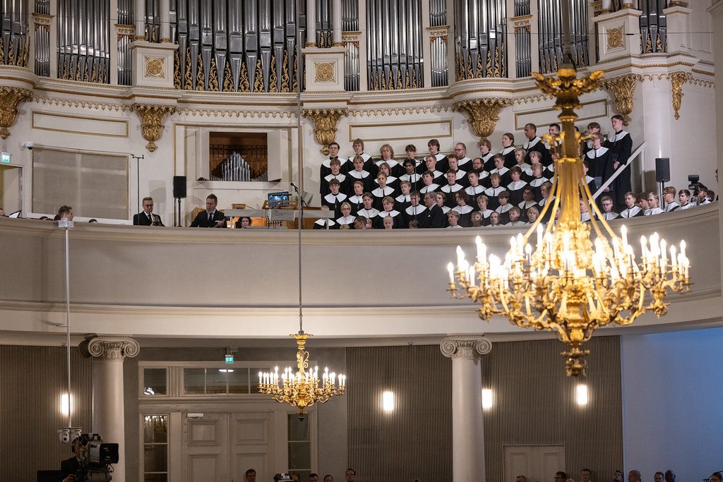 Kuvassa poikakuoro Cantores Minores.